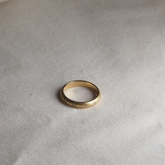 Star set 18ct yellow gold wedding ring