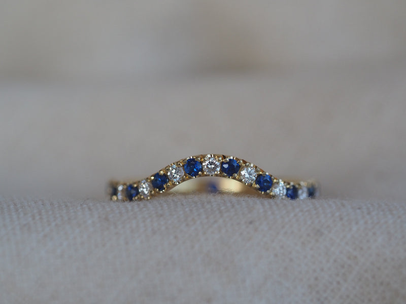 Blue sapphire and diamond shaped ring in 18ct yellow gold