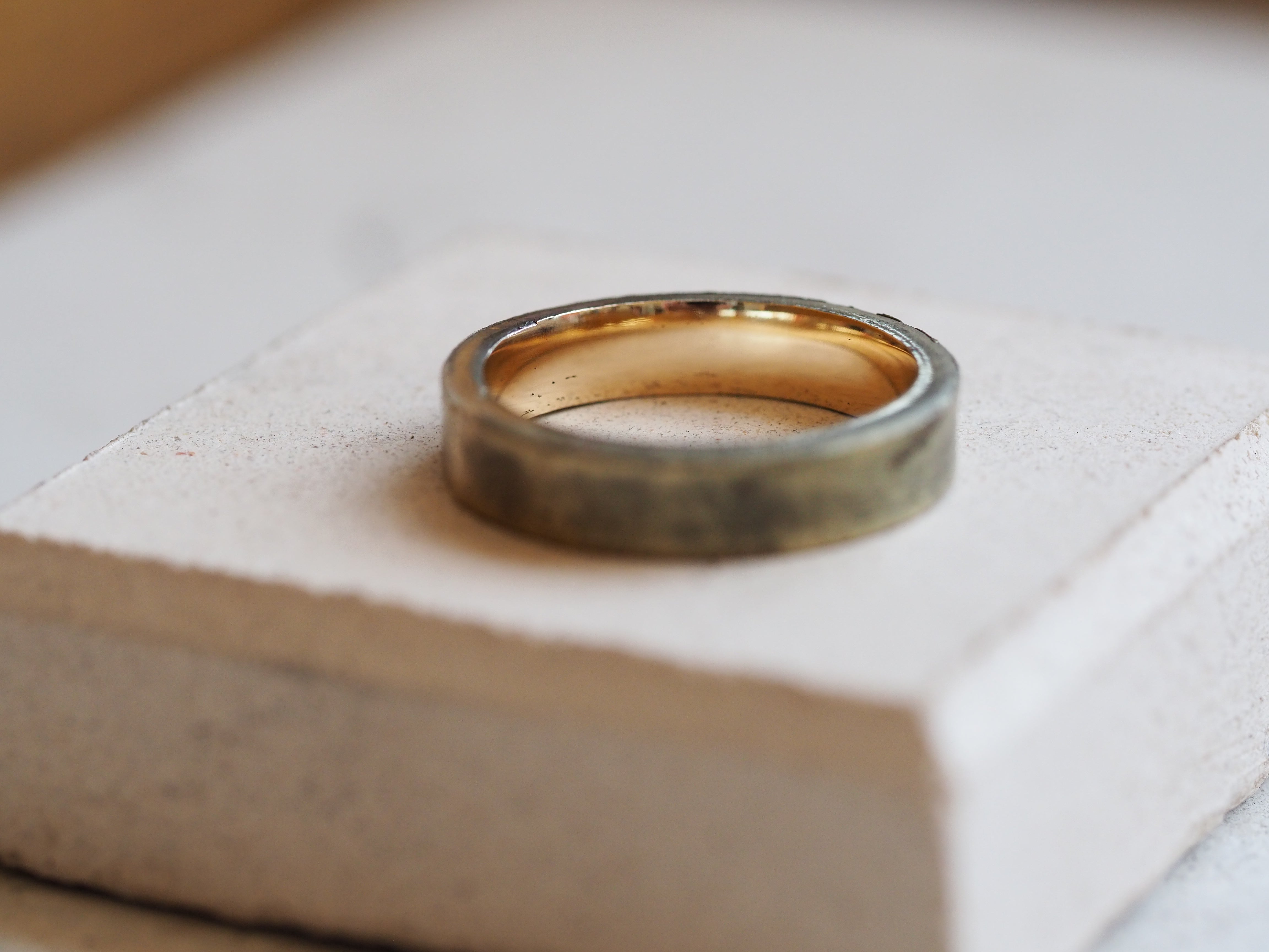 9ct gold rough finish heavy weight 4mm mens wedding ring N