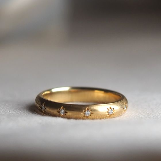 Star set 18ct yellow gold wedding ring